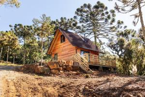 a log cabin in the middle of a dirt road at Vivenda Cambuim do Mundo Novo in Urubici