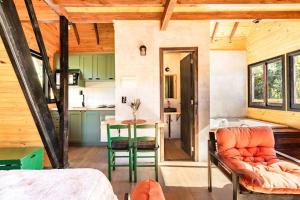 a room with a couch and a table and a kitchen at Vivenda Cambuim do Mundo Novo in Urubici +43 photos