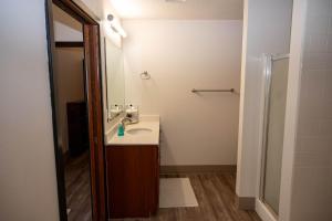un baño con lavabo y espejo en District Attorney's Office, en Rochester 23 fotos más