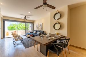 Et opholdsområde på Luxury Apt Gym Jacuzzi WIFI Starlink