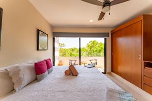 En eller flere senge i et værelse på Luxury Apt Gym Jacuzzi WIFI Starlink + 81 billeder