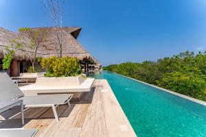 Swimmingpoolen hos eller tæt på Luxury Apt Gym Jacuzzi WIFI Starlink