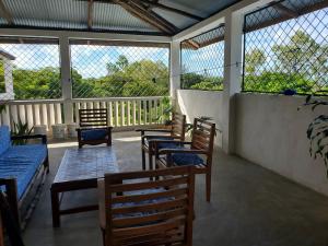 Un balcón o terraza en Chambre chez l'habitant située à 200m de la plage