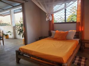 Una cama o camas en una habitación de Chambre chez l'habitant située à 200m de la plage