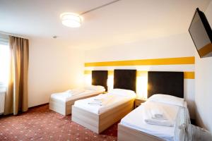 Postel nebo postele na pokoji v ubytování Lenas Donau Hotel + 37 fotografií