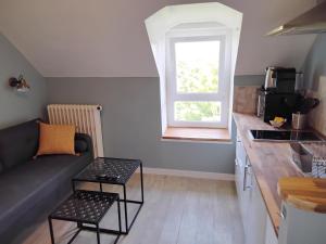 Nhà bếp/bếp nhỏ tại Appart'Hôtel de Trefeuntec - à 150m de la plage et du GR34