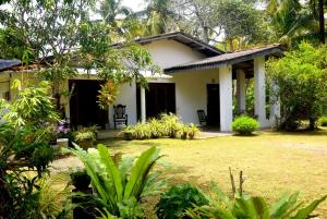 Κήπος έξω από το Rasara Home Stay