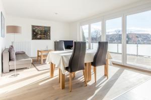 uma sala de jantar branca com uma mesa e cadeiras em Hotel Vier Jahreszeiten an den Thermen em Bad Krozingen