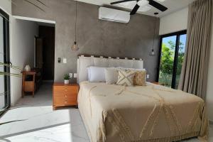 Ένα ή περισσότερα κρεβάτια σε δωμάτιο στο Villa Alexa +104 φωτογραφίες