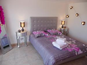 1 dormitorio con 1 cama con 2 mesas y 2 lámparas en La Bastide Des Selves, en Draguignan