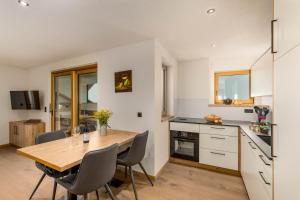 Dapur atau dapur kecil di Appartment Über die Wolken