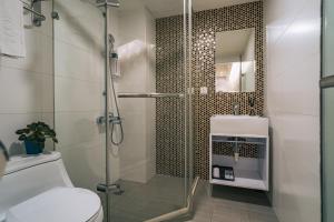 un bagno con doccia in vetro e WC di Hotel Puri Taipei Station Branch a Taipei