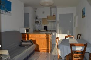 Appartement Résidence La Vigieにあるキッチンまたは簡易キッチン