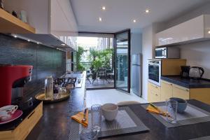 una cucina con piano di lavoro e forno a microonde di Star Loft a Milano