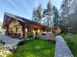A garden outside Ferienhaus - Chalet - Lechtraum
