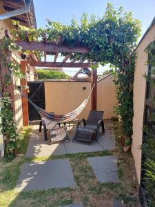 a hammock and two chairs under a pergola at Antônio Teixeira in Barão de Geraldo +6 photos