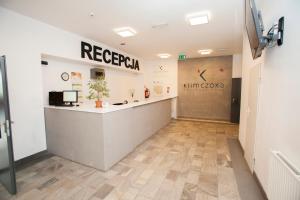 Un vestíbulo con mostrador de recepción en un edificio. en Klimczoka 6, en Katowice