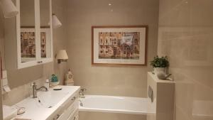 ein Badezimmer mit Badewanne und Waschbecken in der Unterkunft Salon z aneksem w centrum Gdyni niedaleko morza! in Wzgórze Nowotki