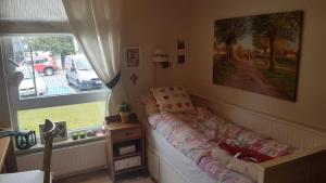 ein kleines Schlafzimmer mit einem Bett und einem Fenster in der Unterkunft Salon z aneksem w centrum Gdyni niedaleko morza! in Wzgórze Nowotki