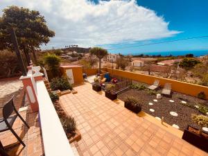 un balcon d'une maison avec un patio avec des plantes dans l'établissement Casa Cesar, à Puntagorda