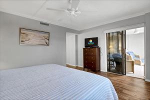 TV a/nebo společenská místnost v ubytování The Islander - 2D by Sea Scape Properties