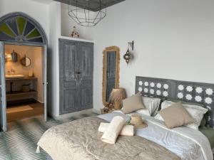 Postel nebo postele na pokoji v ubytování Riad Be Colors