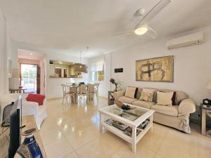 A seating area at PARAISO ARONA I - Casa en Mar de Cristal La Manga
