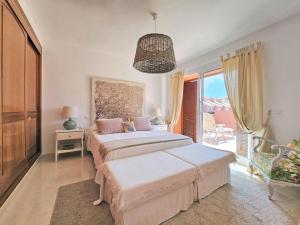 A bed or beds in a room at PARAISO ARONA I - Casa en Mar de Cristal La Manga Még 31 kép
