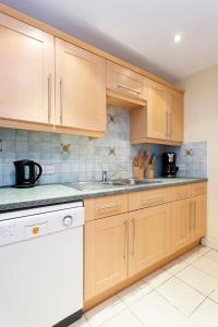 A kitchen or kitchenette at Veeve - Orchid Place 