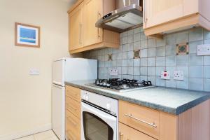 A kitchen or kitchenette at Veeve - Orchid Place 