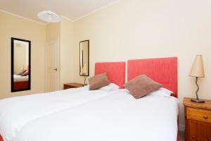 A bed or beds in a room at Veeve - Orchid Place 