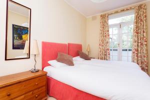 A bed or beds in a room at Veeve - Orchid Place 