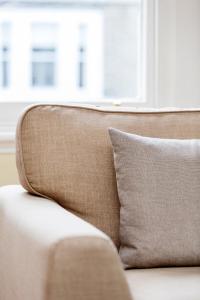 A seating area at Veeve - Orchid Place 