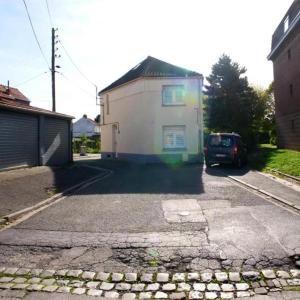 ein Auto, das in der Einfahrt eines Hauses geparkt ist in der Unterkunft Grand Appartement proche CH Valenciennes in Valenciennes