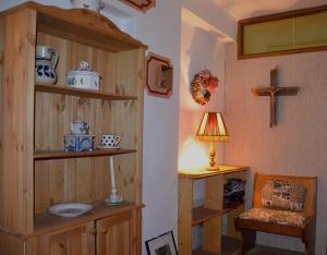 una stanza con una croce sul muro e una lampada di Gästehaus Christophorus a Innerkrems