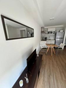 Kuchyň nebo kuchyňský kout v ubytování Hermoso monoambiente en Punta Carretas piso 11