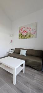 A seating area at Marlenghi Apartments 70