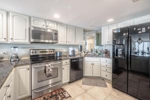 Kuchyň nebo kuchyňský kout v ubytování The Islander - 5E by Sea Scape Properties