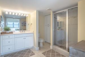 Koupelna v ubytování The Islander - 5E by Sea Scape Properties