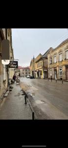 una calle vacía en un viejo pueblo con edificios en Jack coffee hostel 7, en Sremski Karlovci