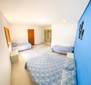 1 Schlafzimmer mit 2 Betten und einem Surfbrett in der Unterkunft Rancho em Nazaré Paulista, Brasil in Quadra + 68 Fotos