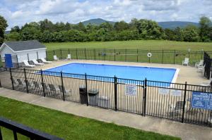 ルーレイにあるDays Inn by Wyndham Luray Shenandoahの周囲にフェンスを設けたスイミングプール