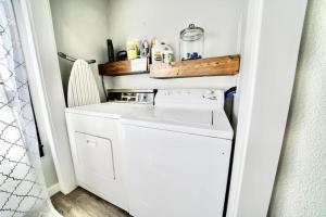 Kuchyň nebo kuchyňský kout v ubytování Vintage Modern Beauty Downtown + 38 fotografií