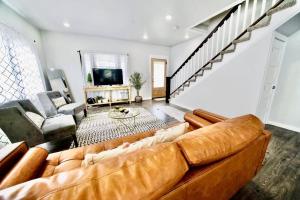 TV a/nebo společenská místnost v ubytování Vintage Modern Beauty Downtown