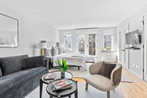 Μια τηλεόραση ή/και κέντρο ψυχαγωγίας στο Luxe Studio with Charming Juliet Balcony