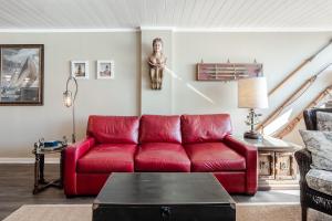 Posezení v ubytování The Islander - 6B by Sea Scape Properties