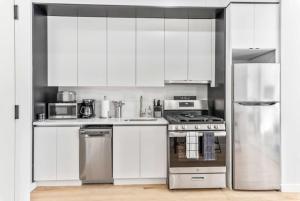 Η κουζίνα ή μικρή κουζίνα στο Studio w Charming Juliet Balcony in Upper East +11 φωτογραφίες