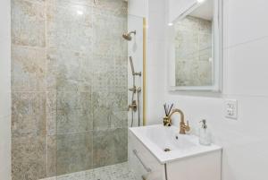 Ένα μπάνιο στο Studio w Charming Juliet Balcony in Upper East