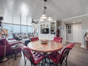 TV a/nebo společenská místnost v ubytování The Islander - 6B by Sea Scape Properties