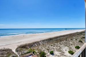 uma vista para a praia a partir da varanda de um condomínio em The Islander - 6F by Sea Scape Properties em Wrightsville Beach